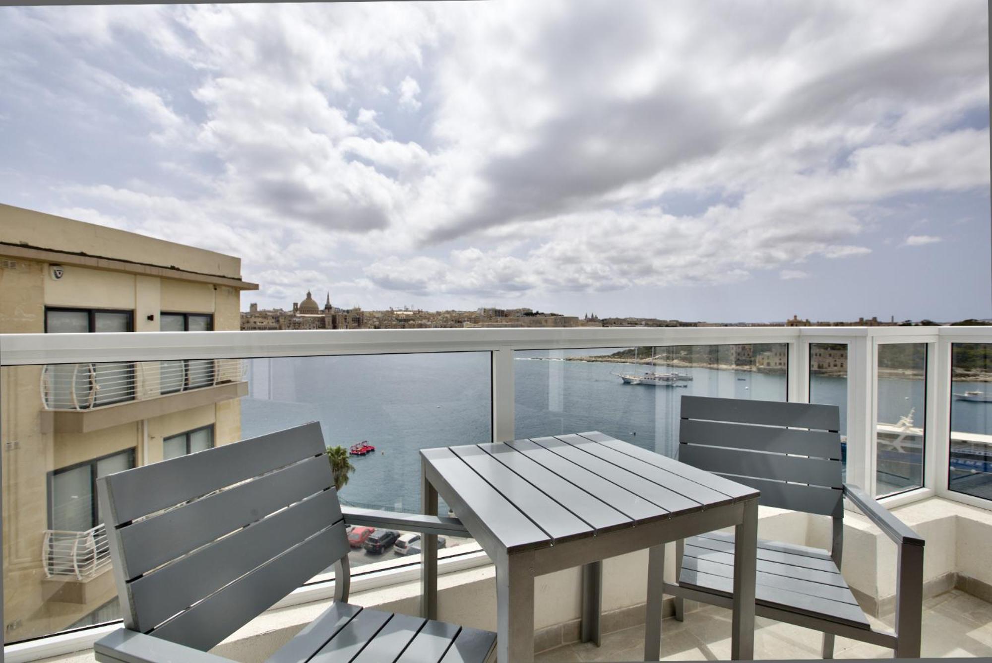 Bastions Seaview Apartments And Duplex Penthouse In Sliema By Shortletsmalta Exteriör bild